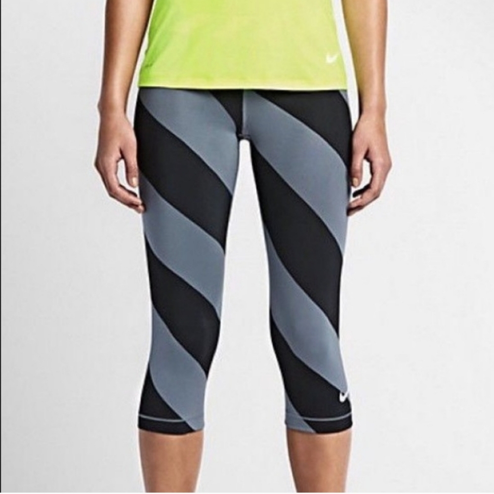 Nike Pro‎ Women's Gray Black Diagonal Stripe Crop Leggings Medium
